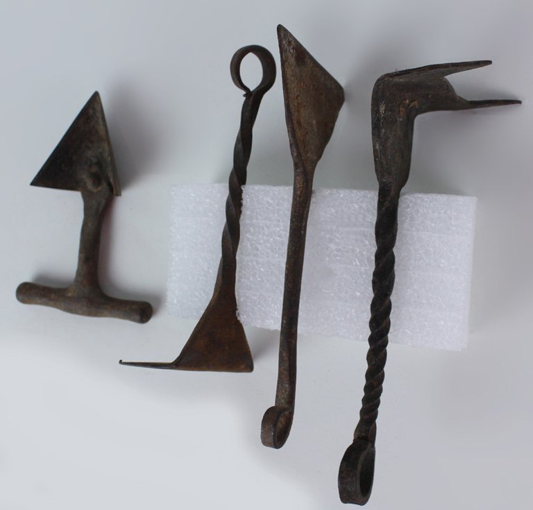 QUATTRO ANTICHI RASCHIETTI, IN FERRO FORGIATO A MANO