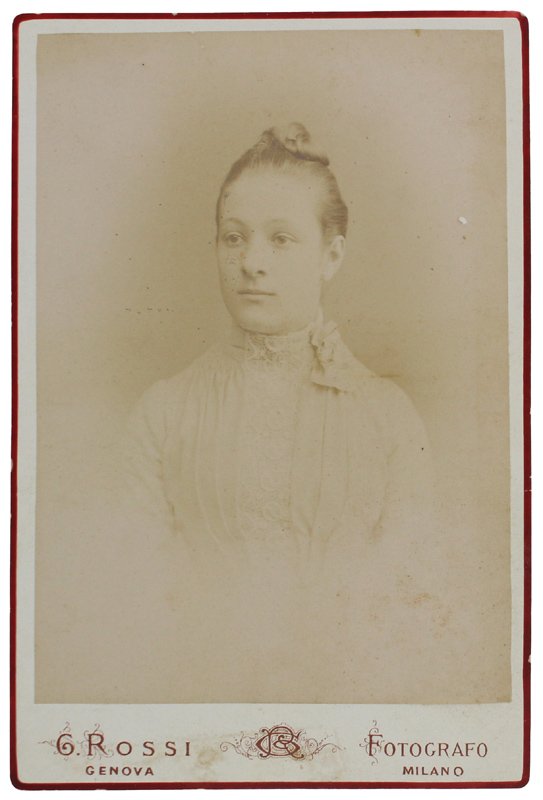 RAGAZZA IN ABITO BIANCO. Foto vintage (1870 ca.) Giulio Rossi …
