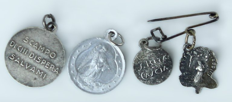 SANTA RITA DA CASCIA: ANTICA PLACCA DORATA E 4 MEDAGLIETTE …