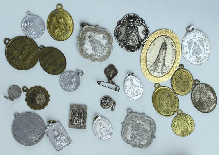 SANTUARI ITALIANI : RACCOLTA DI 21 ANTICHE MEDAGLIETTE RELIGIOSE RICORDO