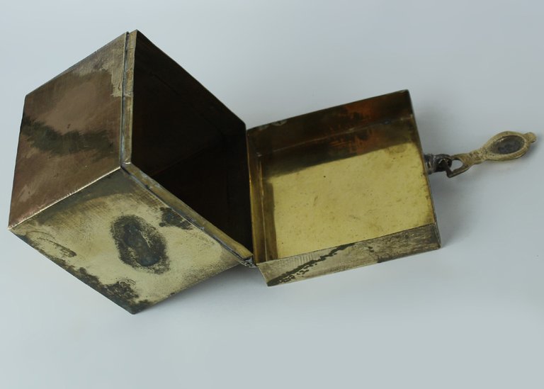 SCATOLA COFANETTO IN OTTONE cm 7,8x7,8x8.