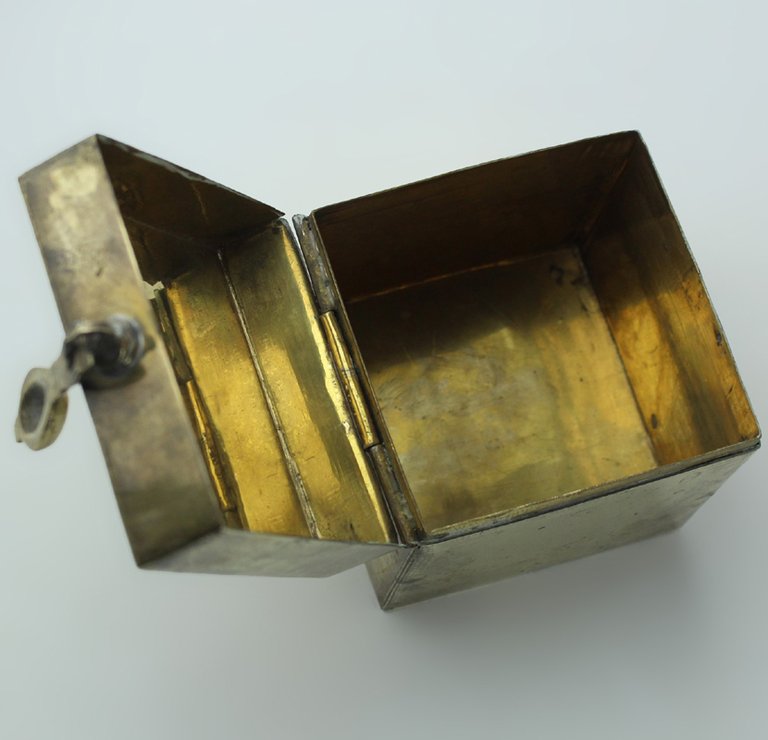 SCATOLA COFANETTO IN OTTONE cm 7,8x7,8x8.
