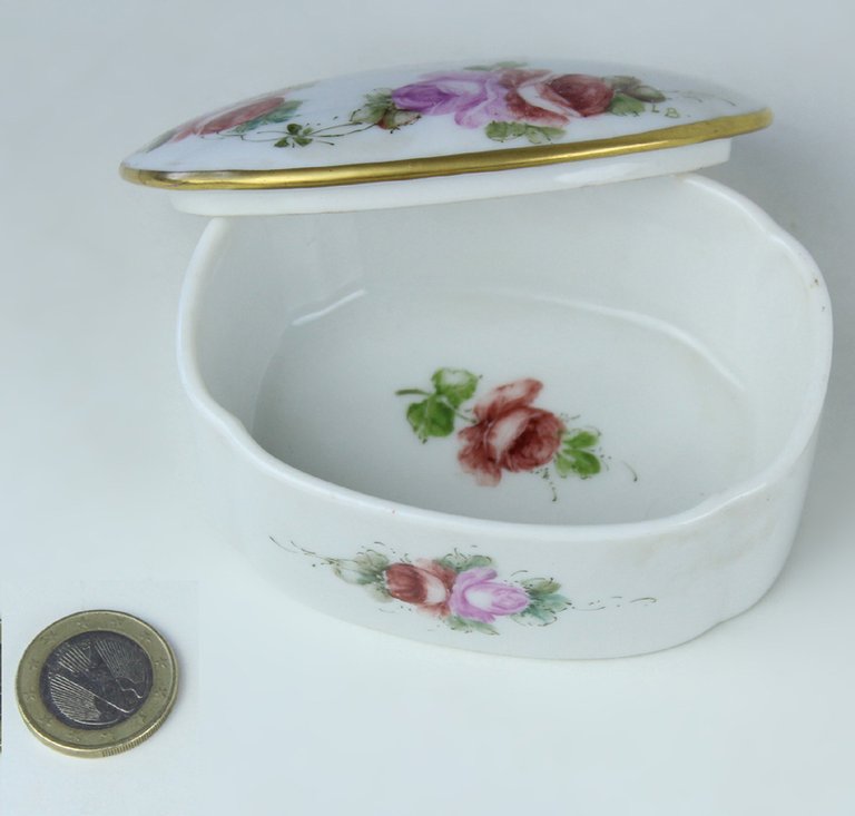 SCATOLETTA IN PORCELLANA DIPINTA A MANO CM 9x7x5