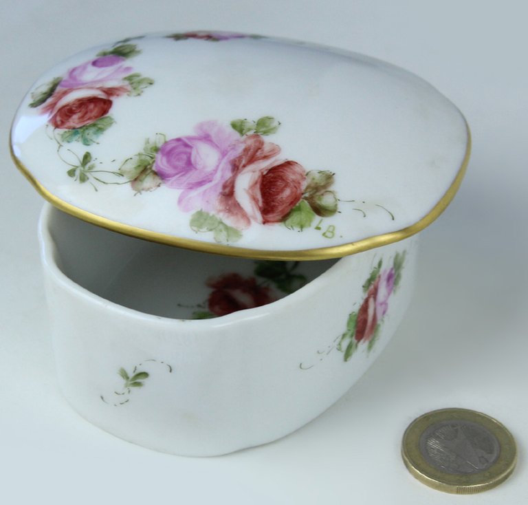 SCATOLETTA IN PORCELLANA DIPINTA A MANO CM 9x7x5