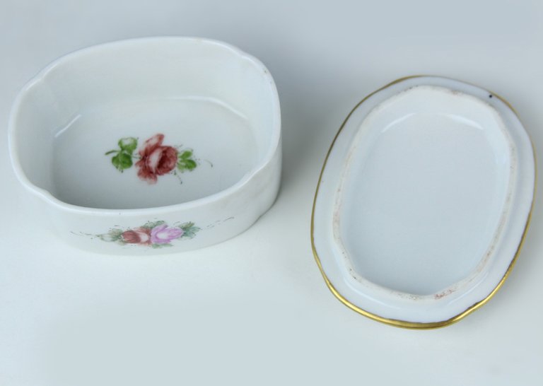 SCATOLETTA IN PORCELLANA DIPINTA A MANO CM 9x7x5