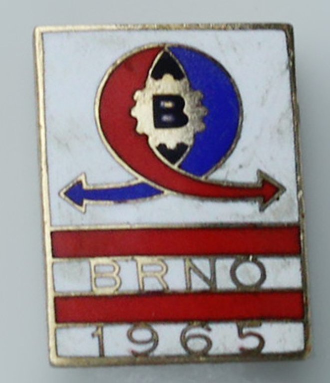 SPILLA BRNO 1965 - Metallo dorato e smalti. Misura mm …