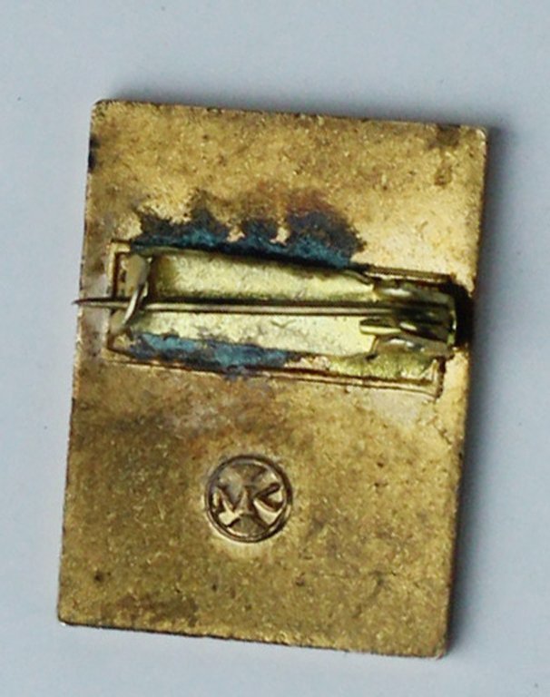 SPILLA BRNO 1965 - Metallo dorato e smalti. Misura mm …