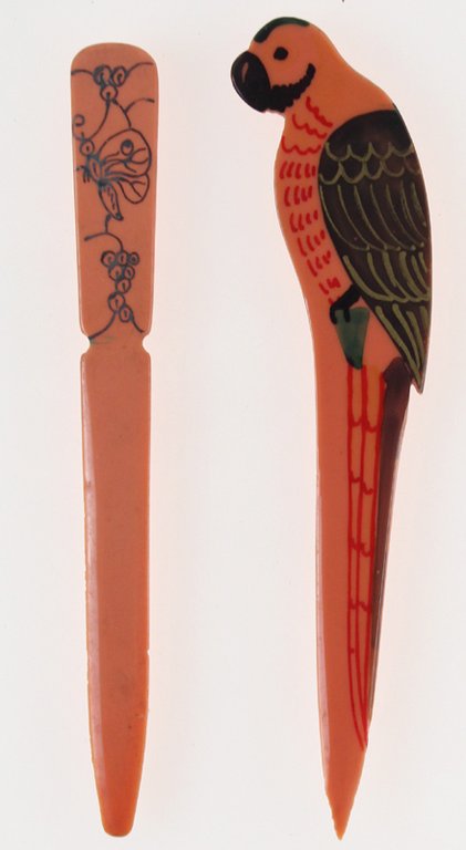 TAGLIACARTE VINTAGE: 2 tagliacarte in bachelite rosa (1930 circa) | Immagine Gallery 1