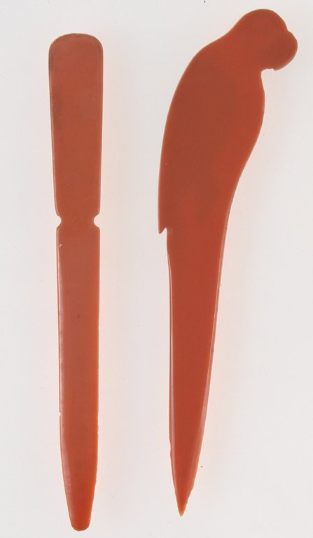 TAGLIACARTE VINTAGE: 2 tagliacarte in bachelite rosa (1930 circa)