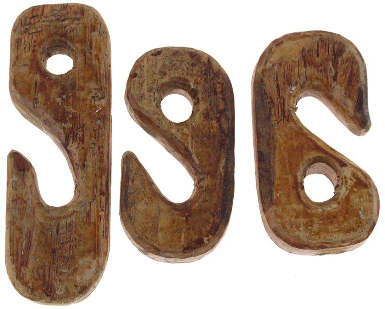 TRE GANCI DI LEGNO SCOLPITI A MANO. | Immagine Gallery 2
