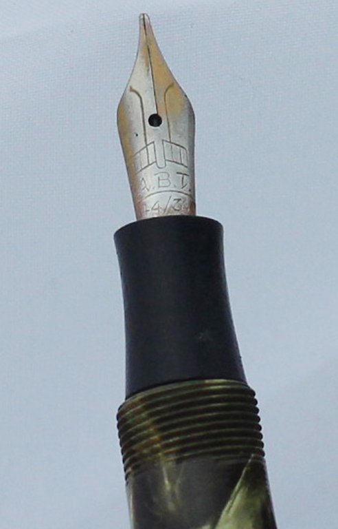 VESTRA. Stilografica vintage. Modello raffinato, molro raro. Riempimento a pulsante, …