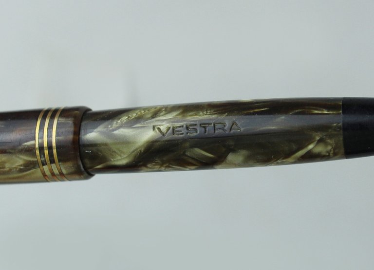 VESTRA. Stilografica vintage. Modello raffinato, molro raro. Riempimento a pulsante, …