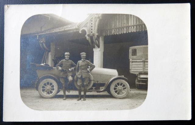 Auto con due militari in divisa davanti a un garage …