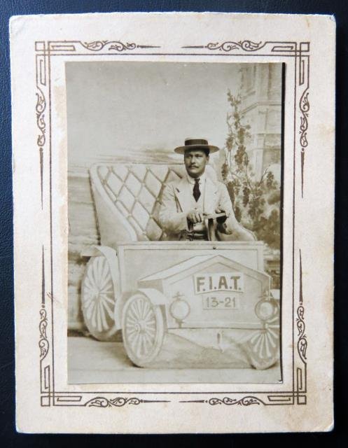 Auto FIAT 13 - 21 con elegante signore a bordo.