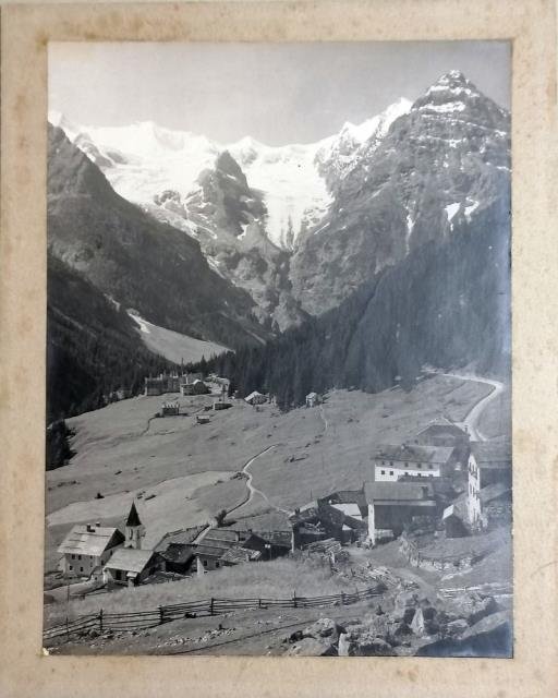 Dolomiti con paese a valle.