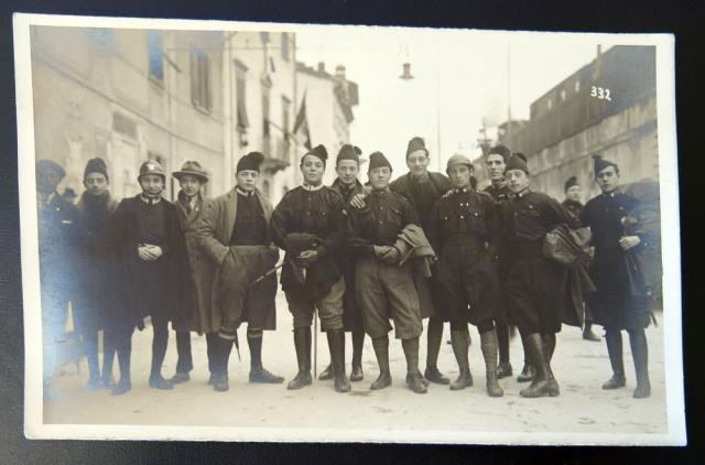 Gruppo di giovani squadristi (Camicie nere).