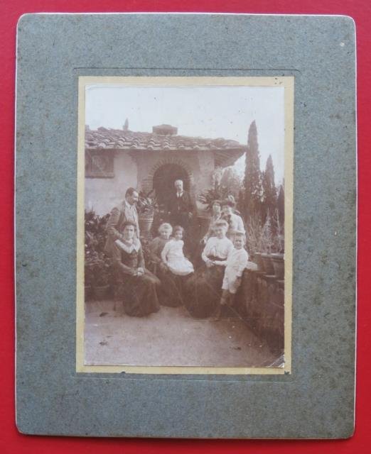 Gruppo familiare in terrazza (Casa nella campagna toscana).