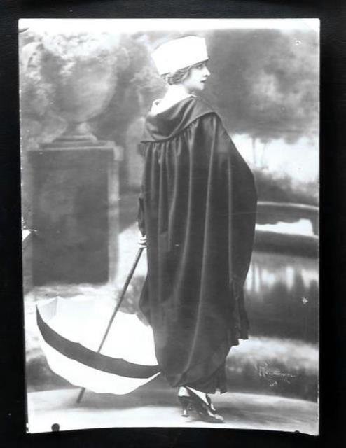 Moda Parigi 1917. Medemoiselle Jane Renouardt. Costume et cape bleu …