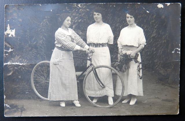 Tre donne e una bicicletta.