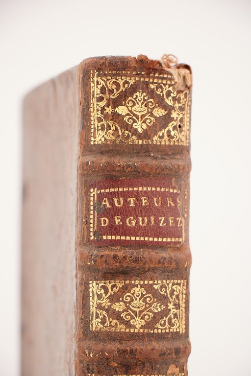Auteurs deguisez. Sous des noms etrangers; empruntez, supposez, feints à …