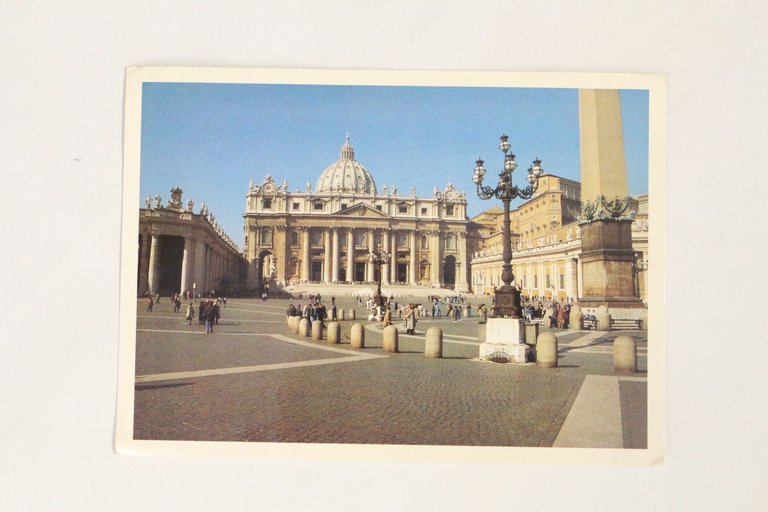 Carte postale autographe signée adressée à sa traductrice en français …