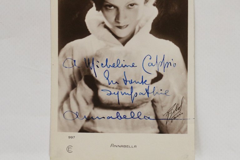 Carte postale photographique signée d'Annabella