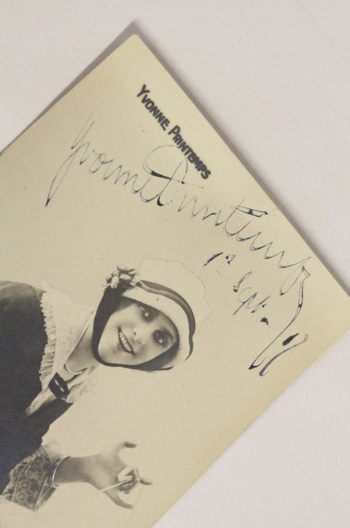Carte postale photographique signée d'Yvonne Printemps