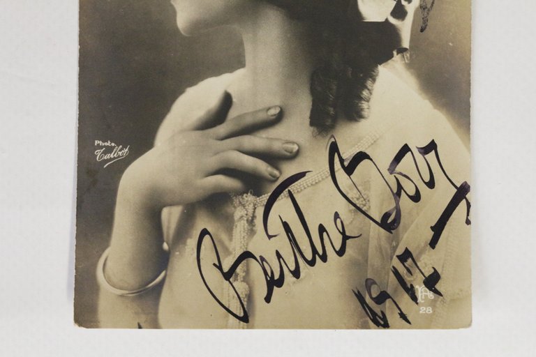 Carte postale photographique signée de Berthe Bovy