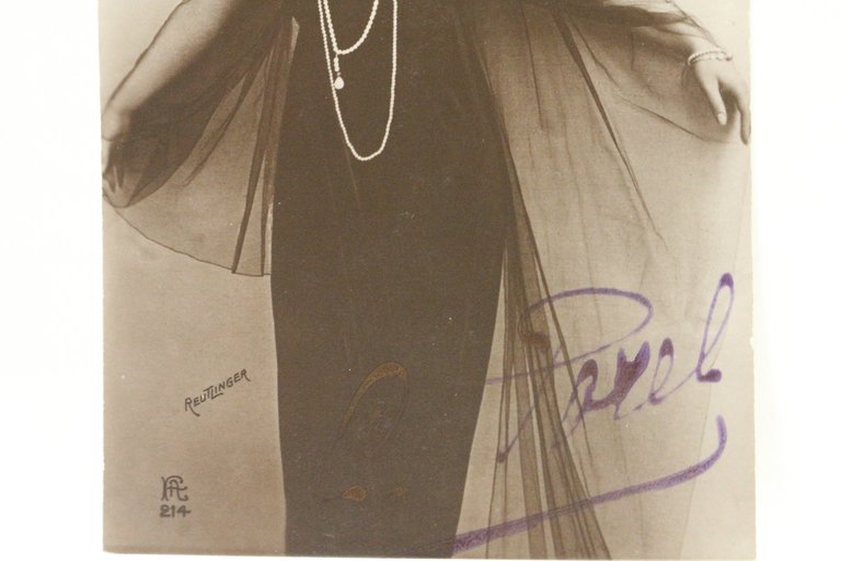 Carte postale photographique signée de Cécile Sorel