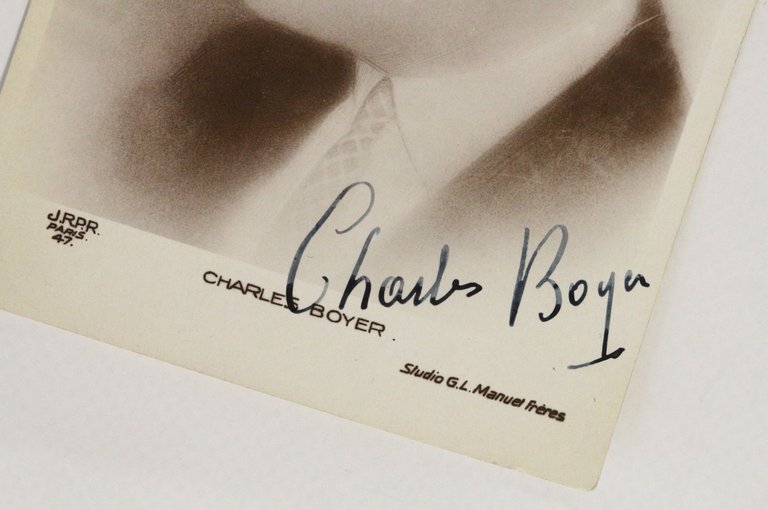 Carte postale photographique signée de Charles Boyer