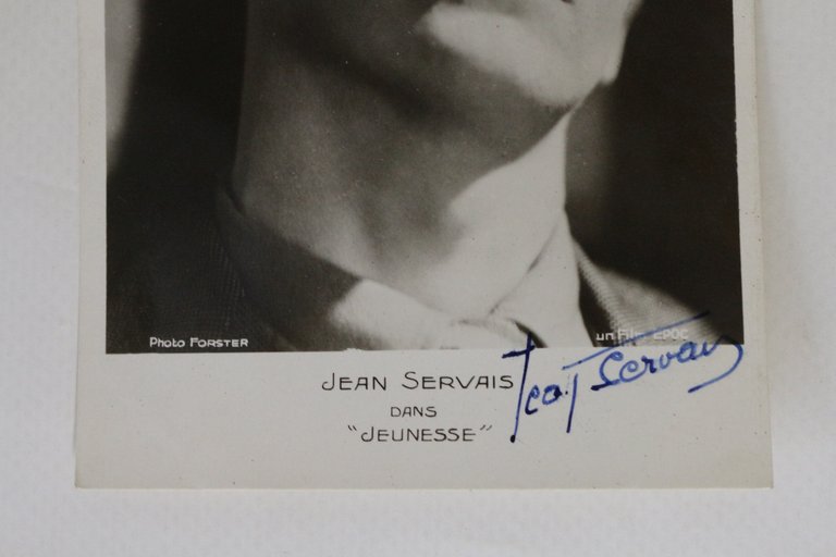 Carte postale photographique signée de Jean Servais