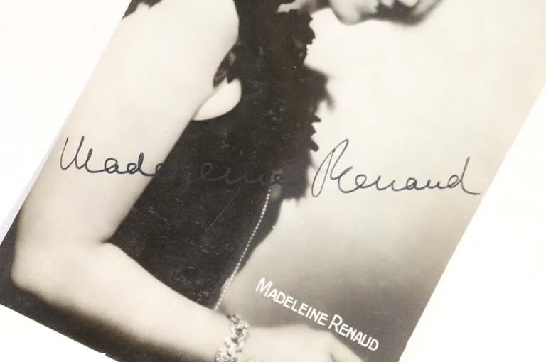 Carte postale photographique signée de Madeleine Renaud