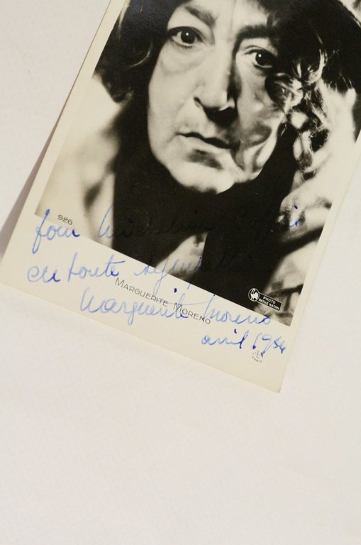 Carte postale photographique signée de Marguerite Moreno