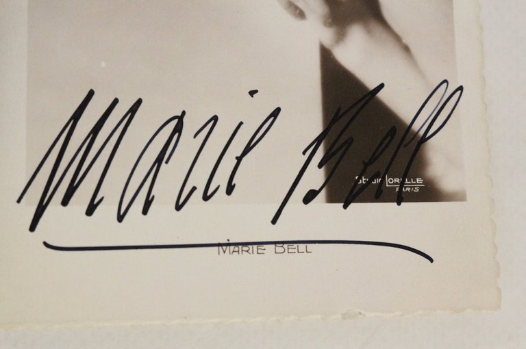 Carte postale photographique signée de Marie Bell