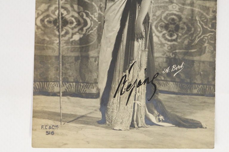 Carte postale photographique signée de Réjane
