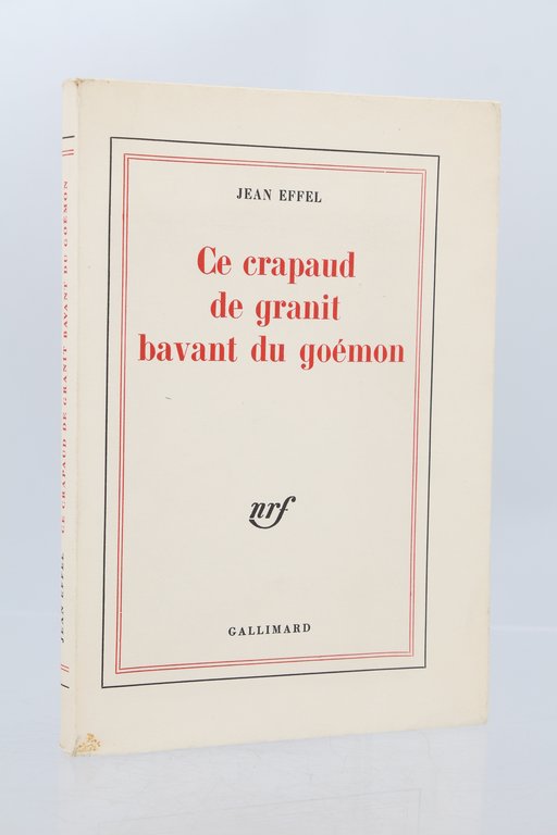 Ce crapaud de granit bavant du goémon