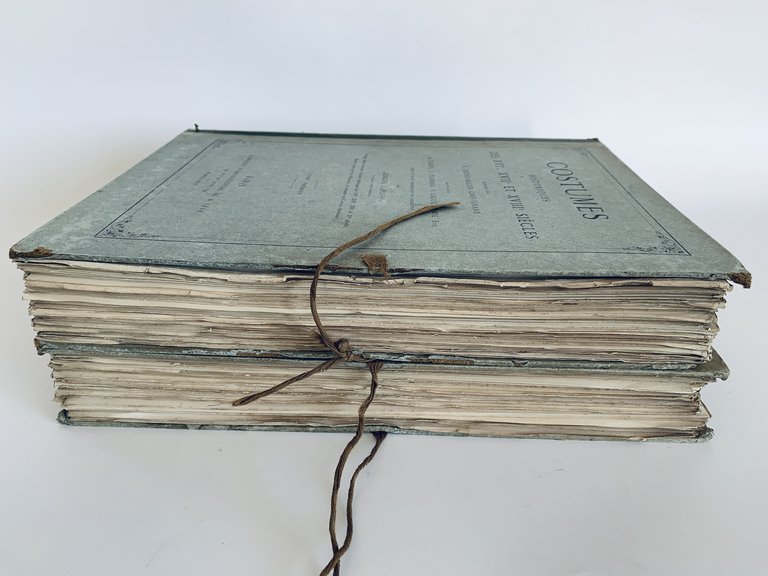 Costumes Historiques Des XVIe, XVIIe et XVIIIe Siecles