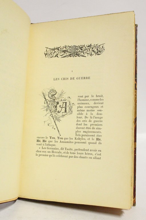 Cris de guerre, devises, chants nationaux, chants du soldat et …