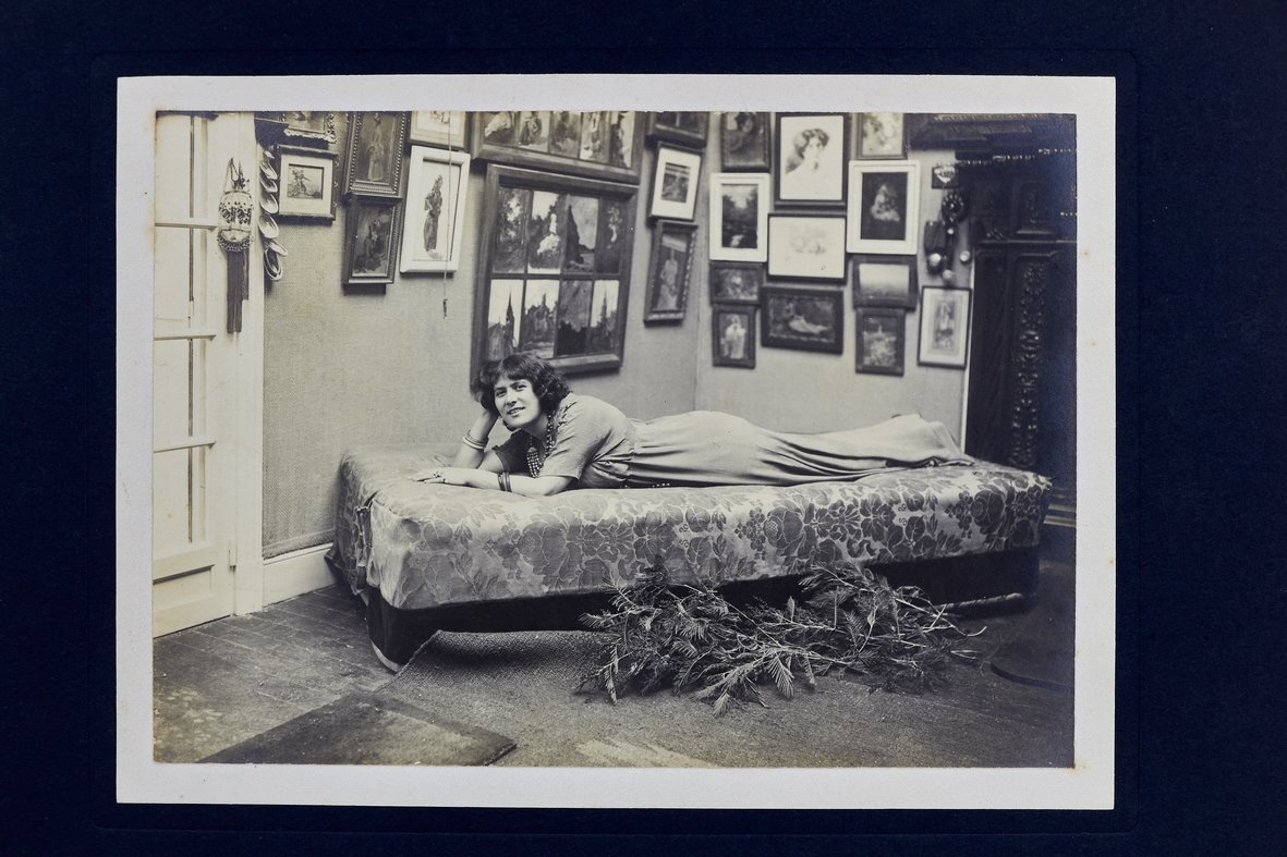 Ensemble de six photographies originales figurant l'intérieur de la villa …