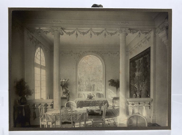 Ensemble de six photographies originales figurant l'intérieur de la villa …