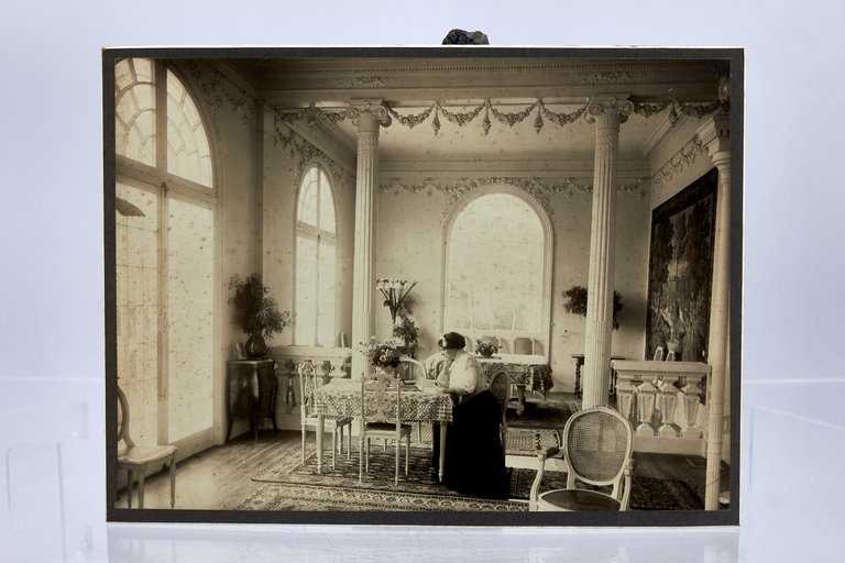 Ensemble de six photographies originales figurant l'intérieur de la villa …