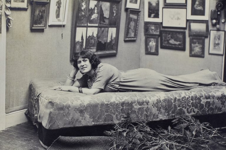Ensemble de six photographies originales figurant l'intérieur de la villa …