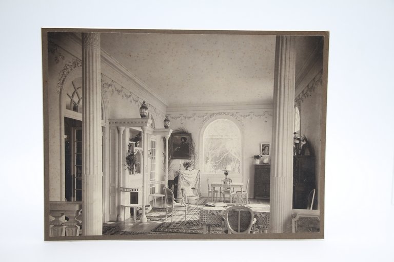 Ensemble de six photographies originales figurant l'intérieur de la villa …