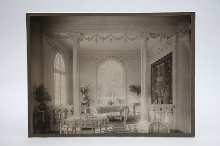 Ensemble de six photographies originales figurant l'intérieur de la villa …