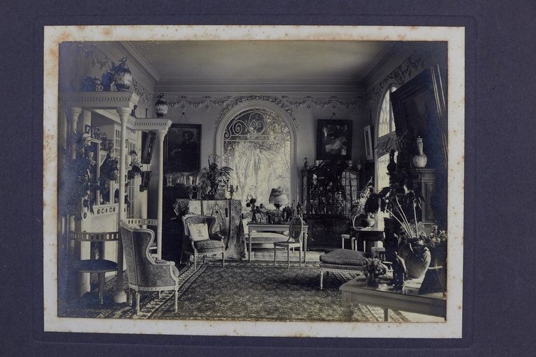 Ensemble de six photographies originales figurant l'intérieur de la villa …