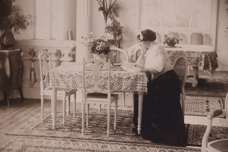 Ensemble de six photographies originales figurant l'intérieur de la villa …