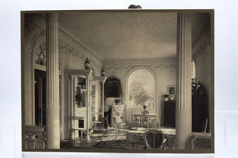 Ensemble de six photographies originales figurant l'intérieur de la villa …