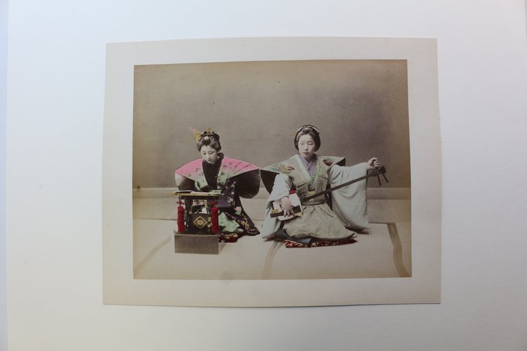 Photographie originale - Deux jeunes filles chantant et jouant du …
