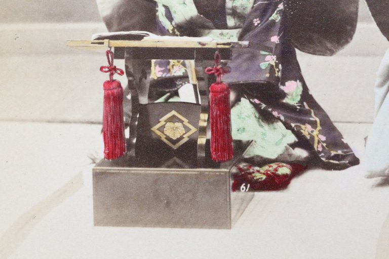 Photographie originale - Deux jeunes filles chantant et jouant du …