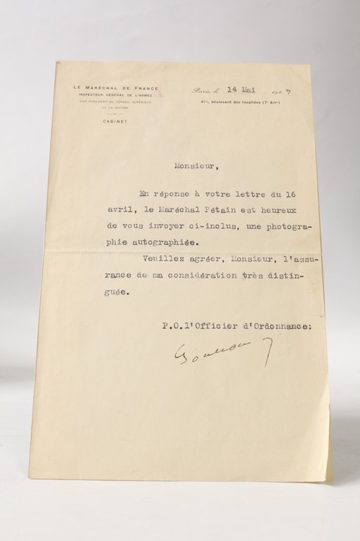 Photographie originale de Philippe Pétain qu'il a dédicacée aux élèves …